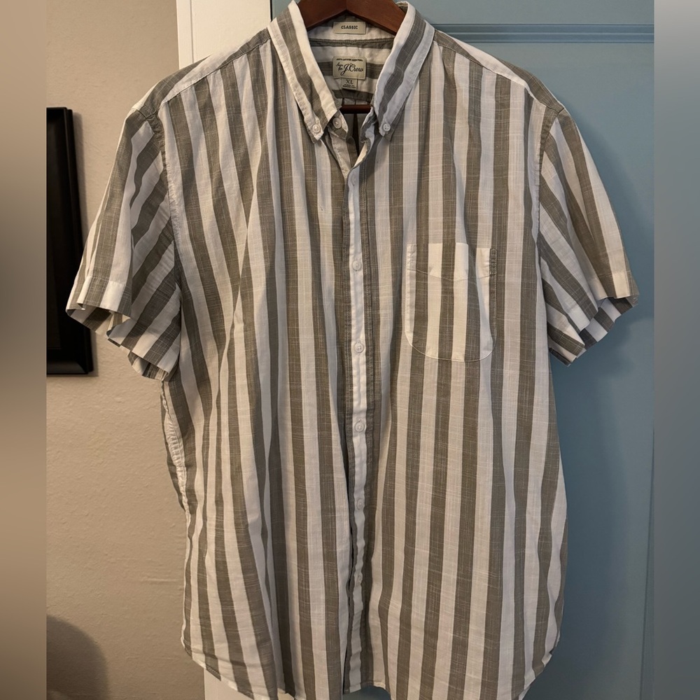 J Crew
XL
Classic Fit
100% Cotton
Short sleeve